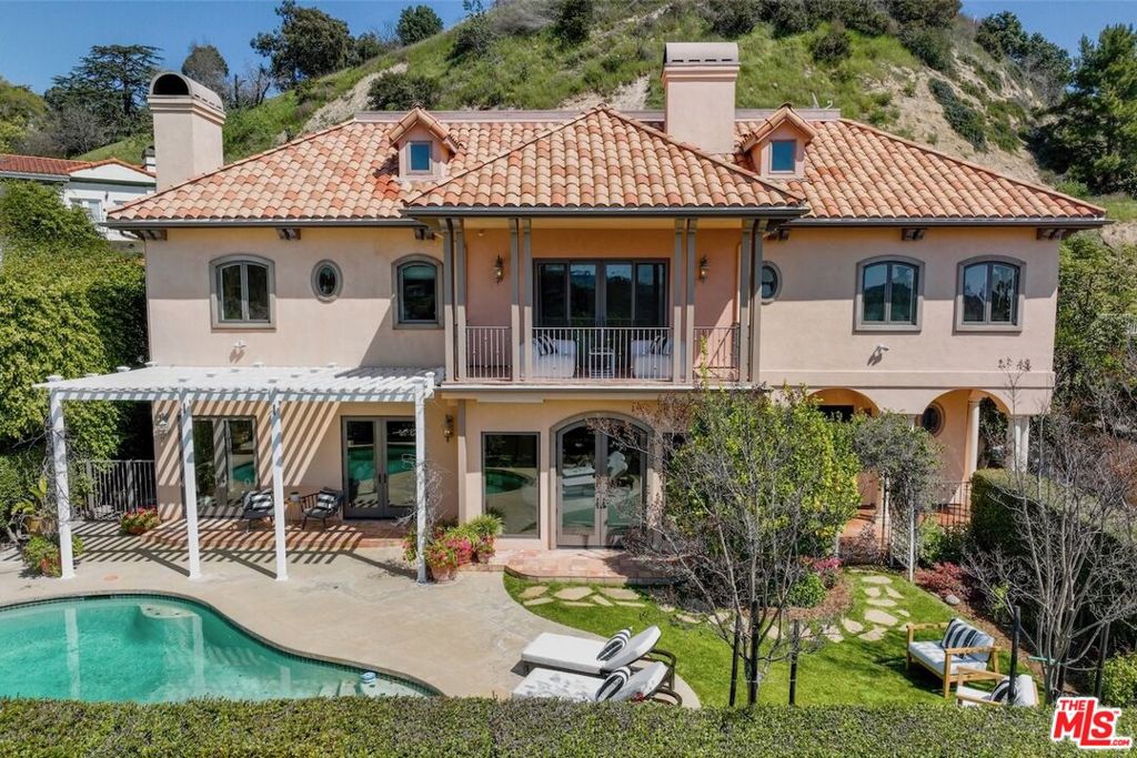 3011 N Beverly Glen Circle