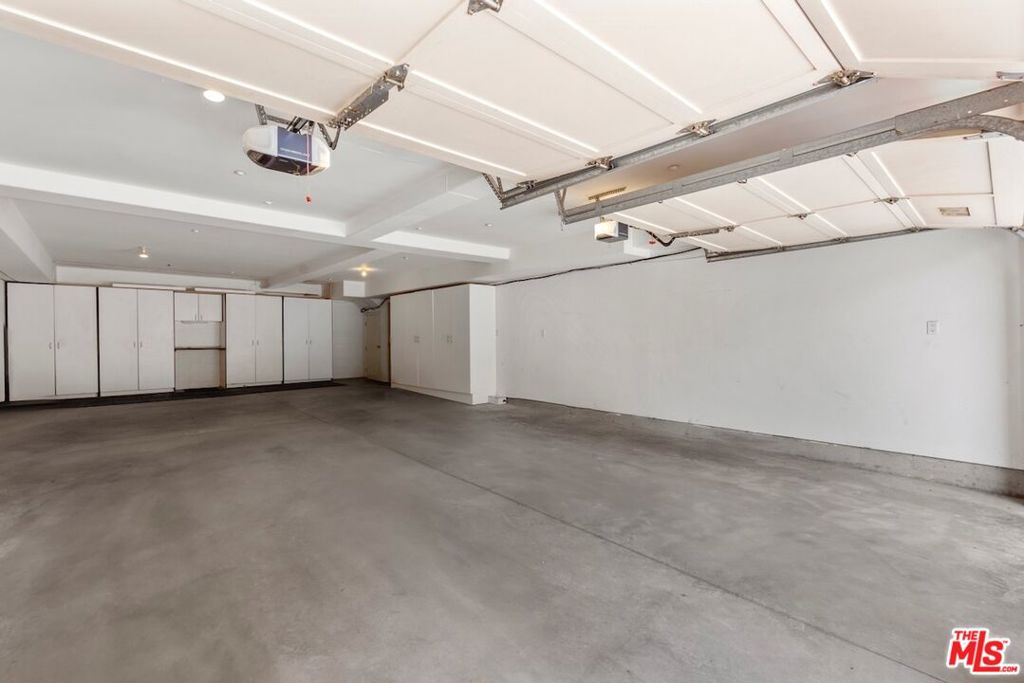 3011 N Beverly Glen Circle