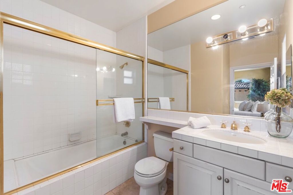 3011 N Beverly Glen Circle