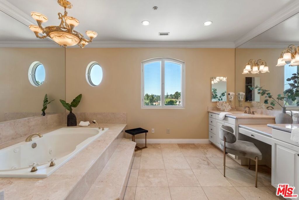 3011 N Beverly Glen Circle