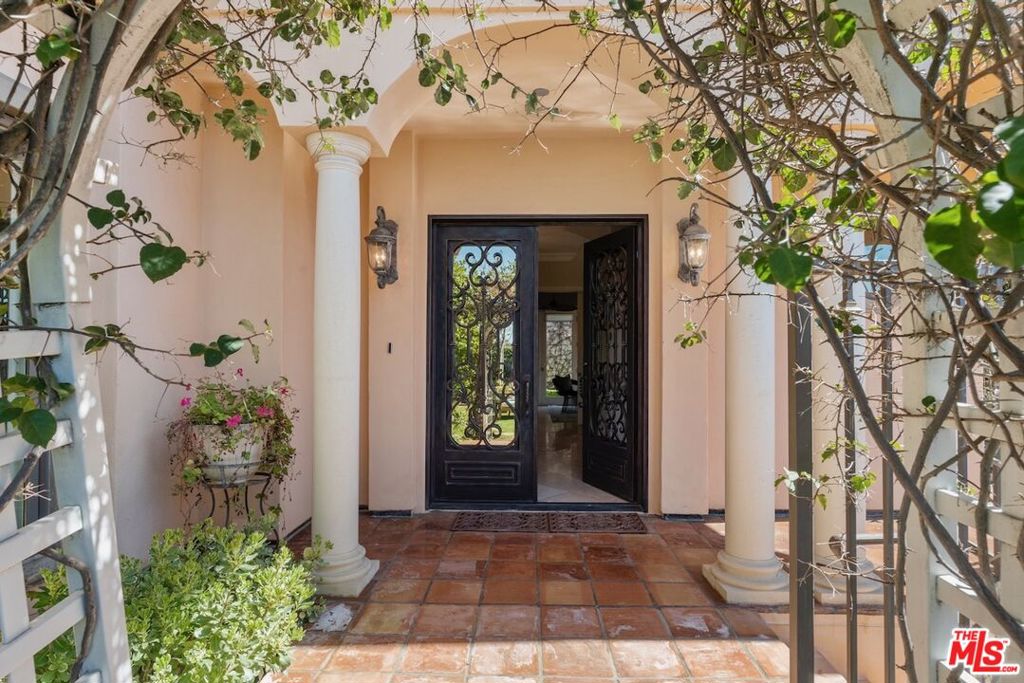 3011 N Beverly Glen Circle