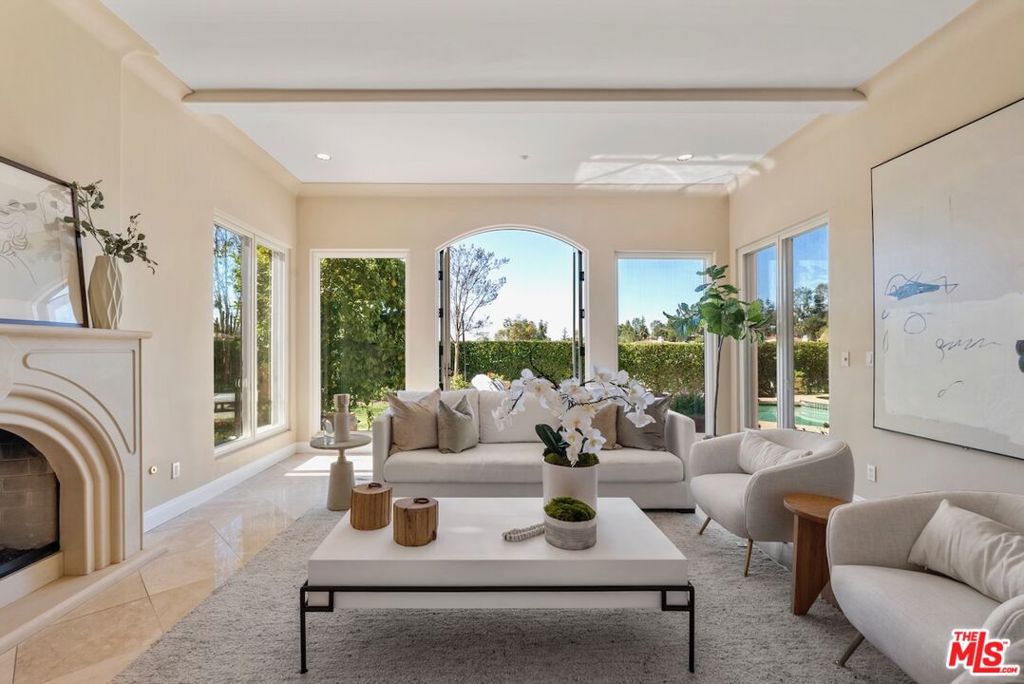 3011 N Beverly Glen Circle