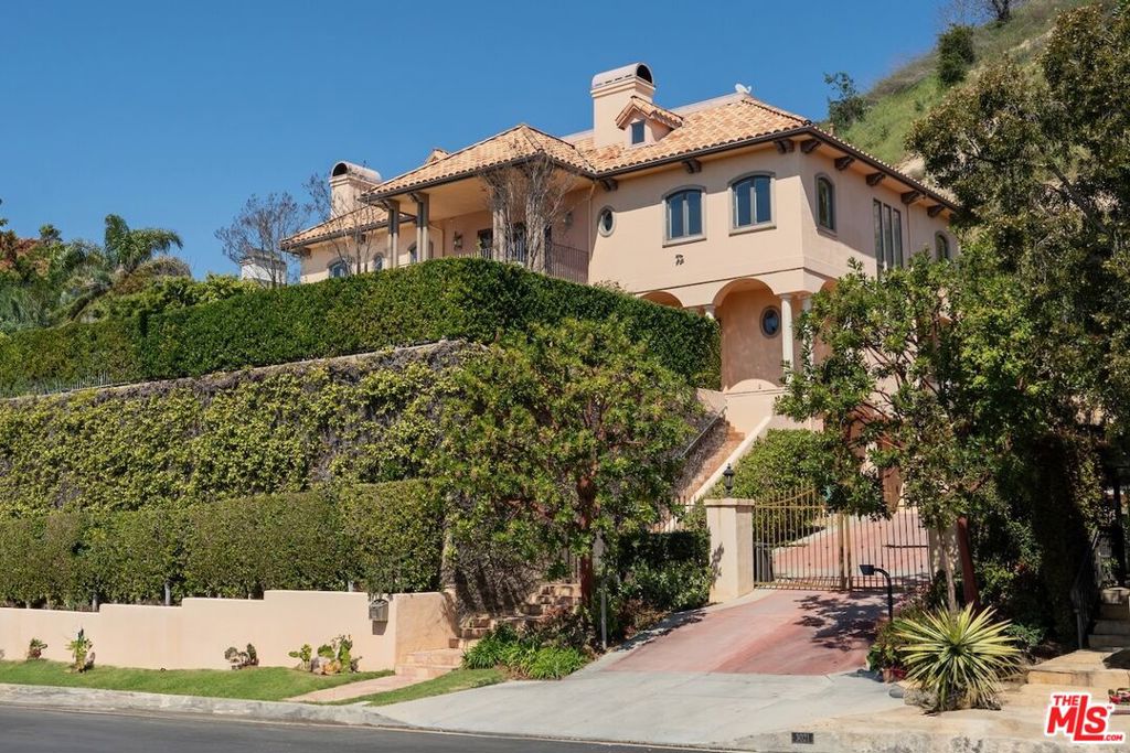 3011 N Beverly Glen Circle