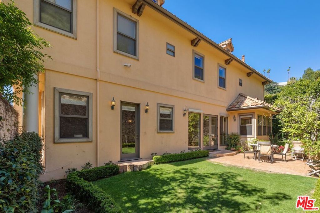 3011 N Beverly Glen Circle