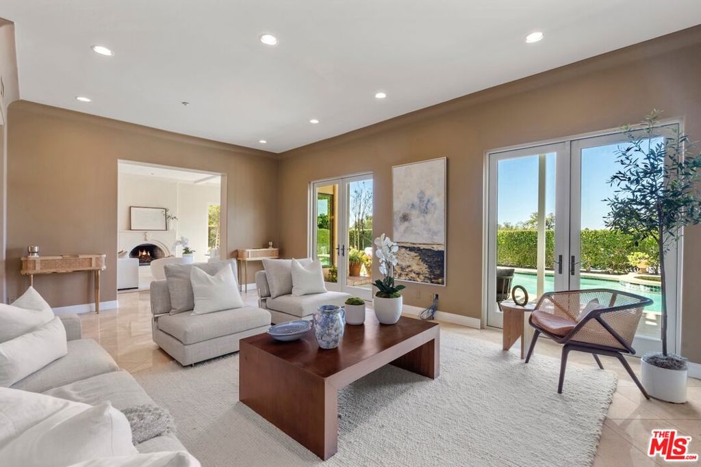 3011 N Beverly Glen Circle