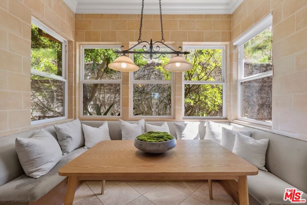 3011 N Beverly Glen Circle