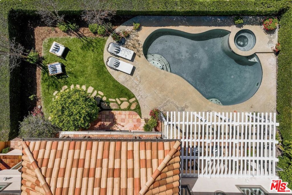 3011 N Beverly Glen Circle