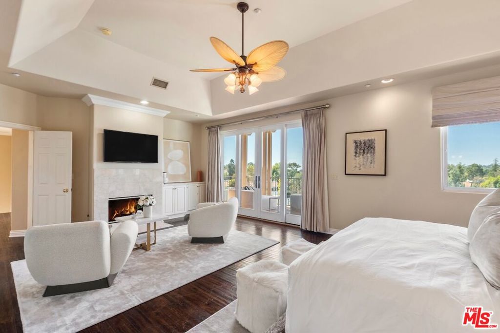 3011 N Beverly Glen Circle