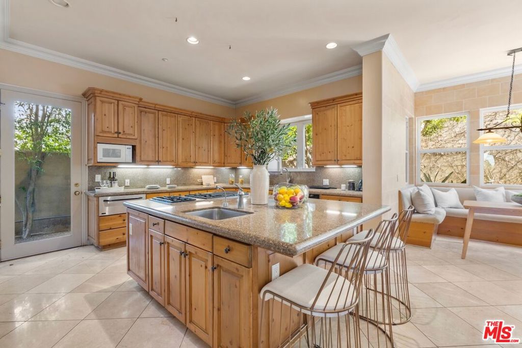 3011 N Beverly Glen Circle