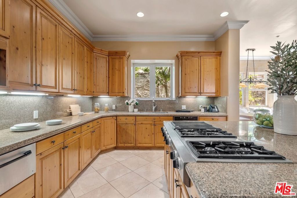 3011 N Beverly Glen Circle