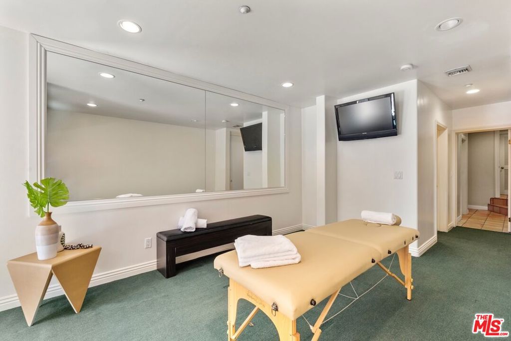 3011 N Beverly Glen Circle