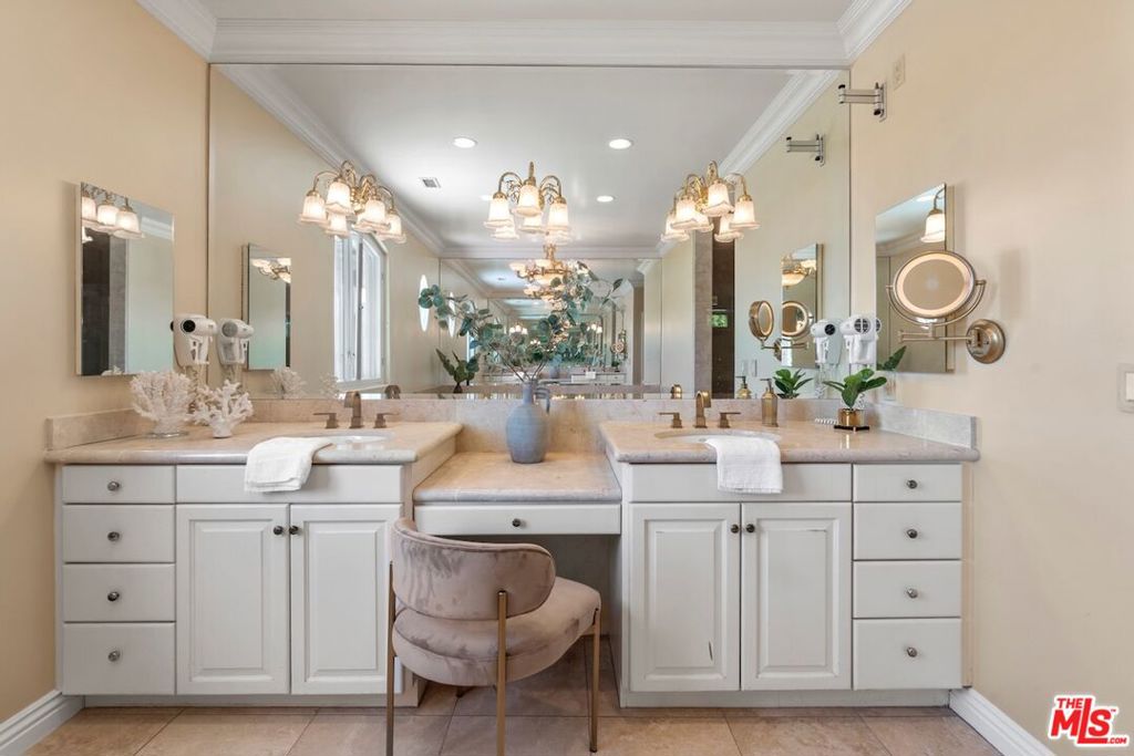 3011 N Beverly Glen Circle