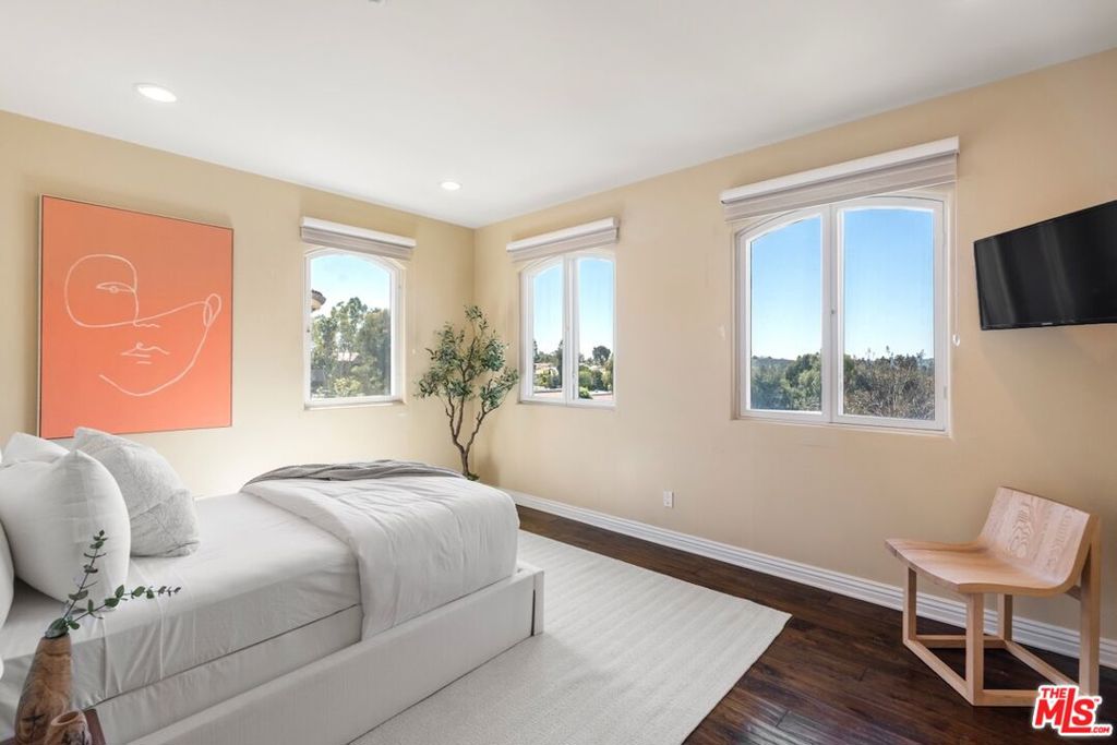 3011 N Beverly Glen Circle