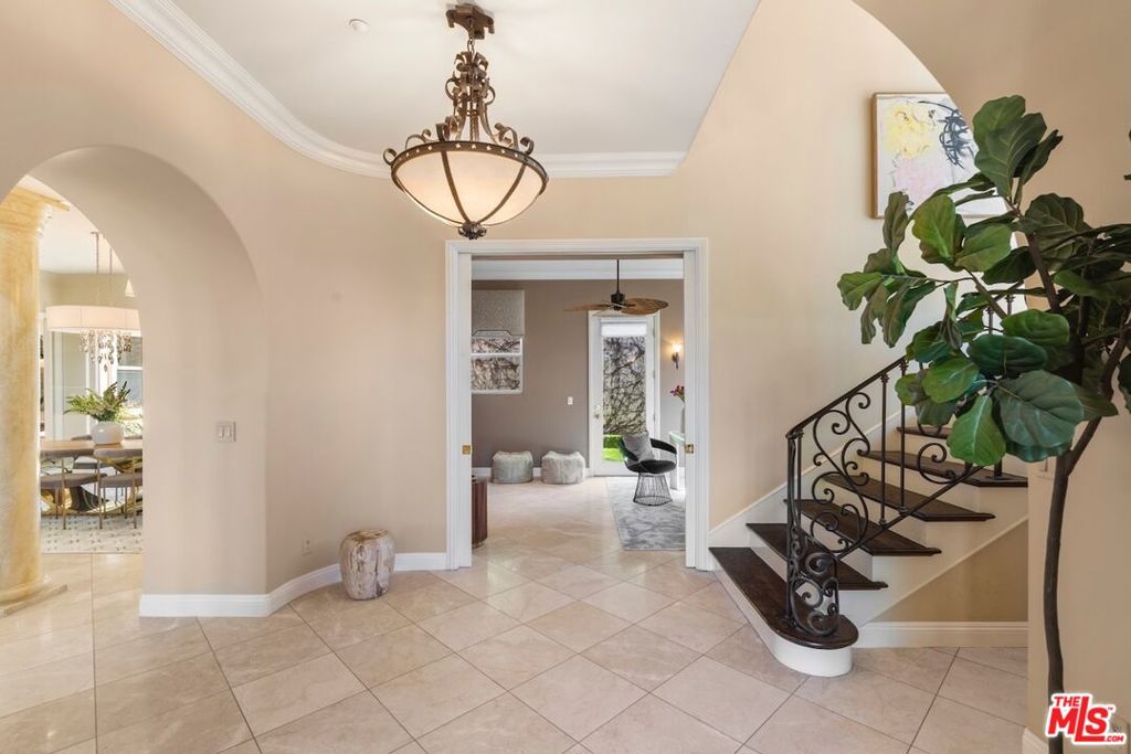 3011 N Beverly Glen Circle