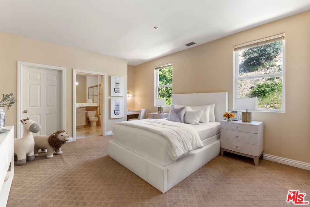 3011 N Beverly Glen Circle