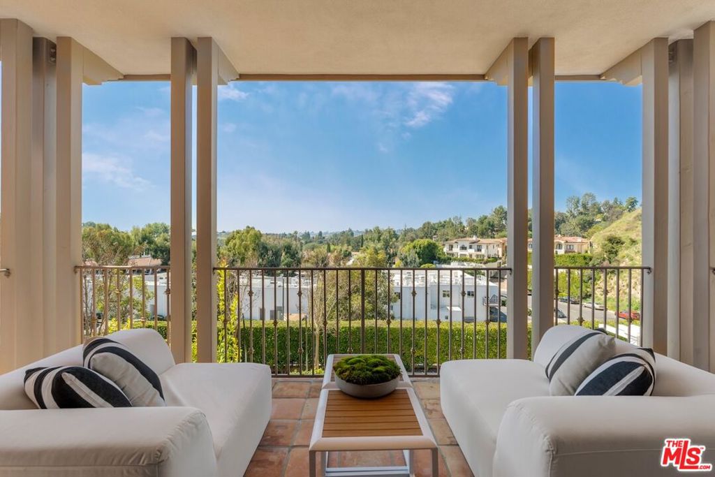 3011 N Beverly Glen Circle