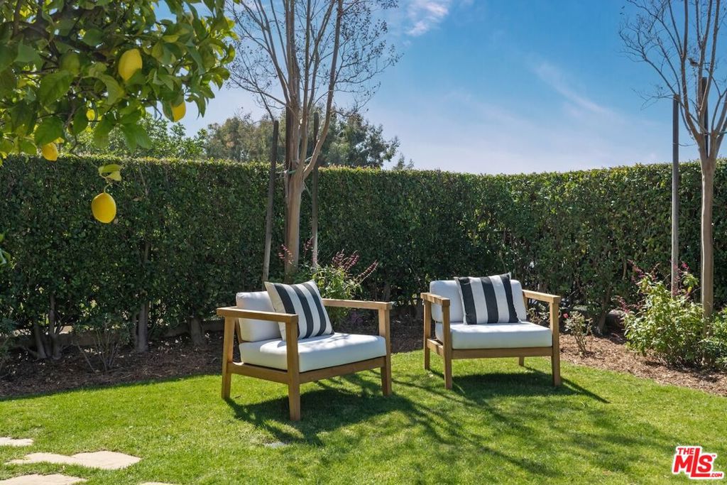 3011 N Beverly Glen Circle