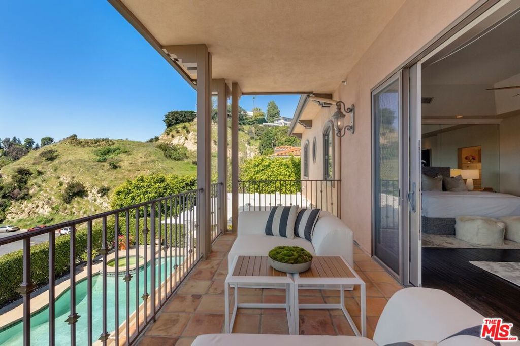 3011 N Beverly Glen Circle