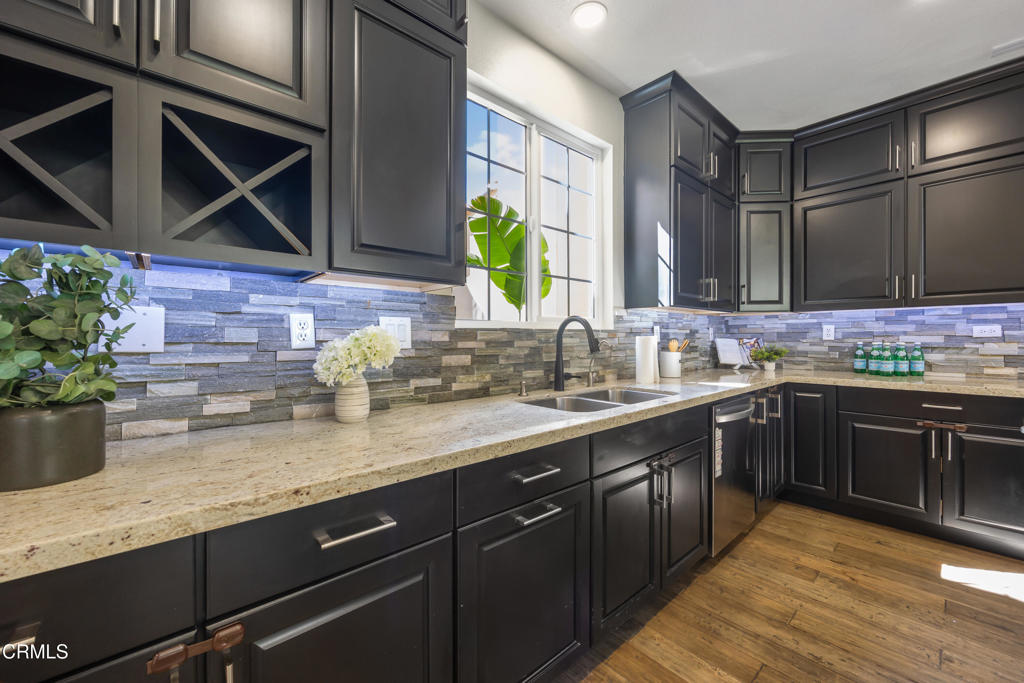 827 W Heritage Oak Court