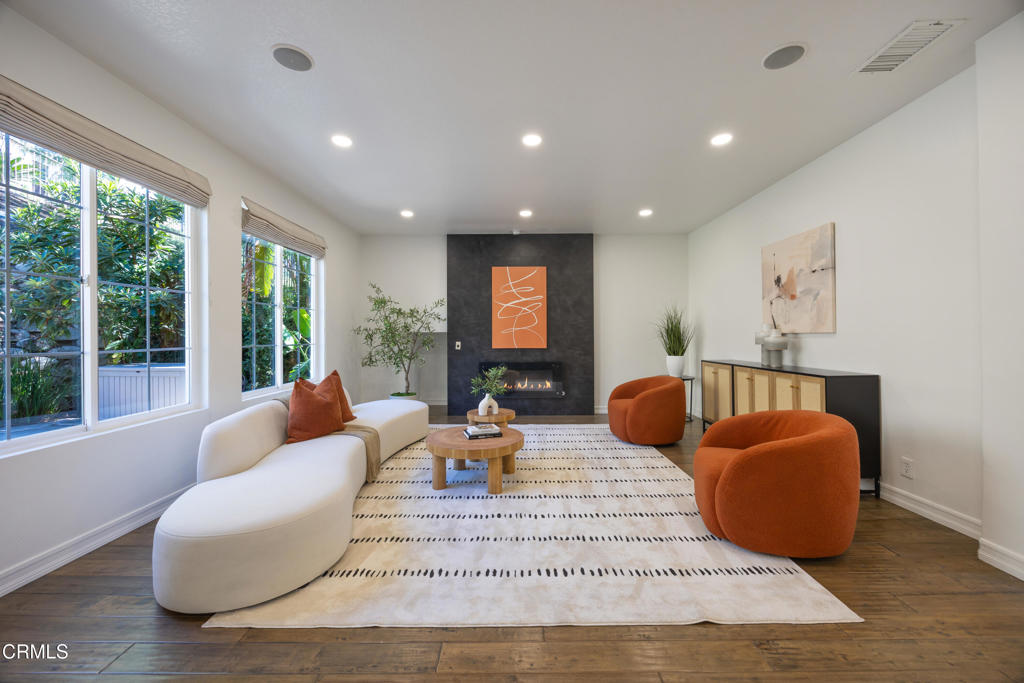 827 W Heritage Oak Court