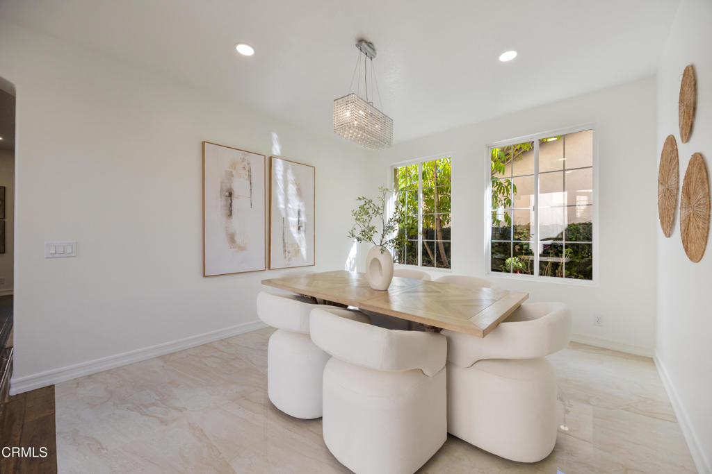 827 W Heritage Oak Court