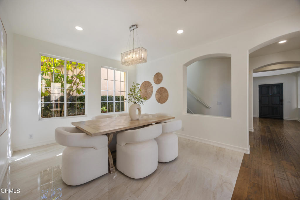 827 W Heritage Oak Court