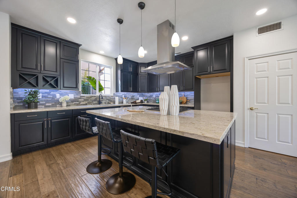 827 W Heritage Oak Court