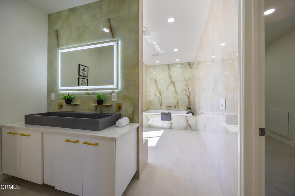 827 W Heritage Oak Court