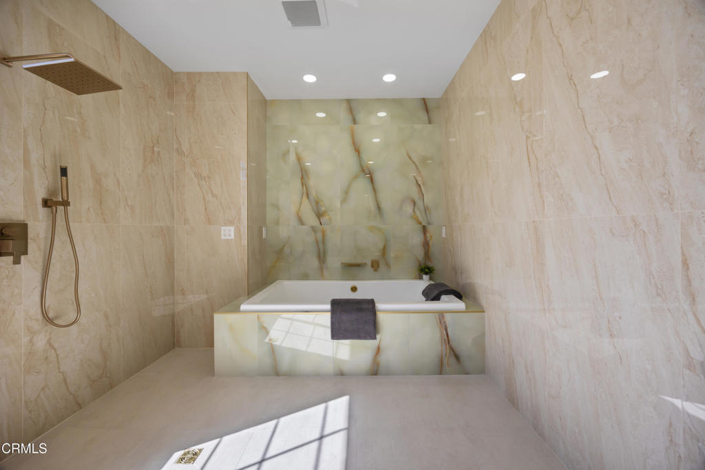 827 W Heritage Oak Court