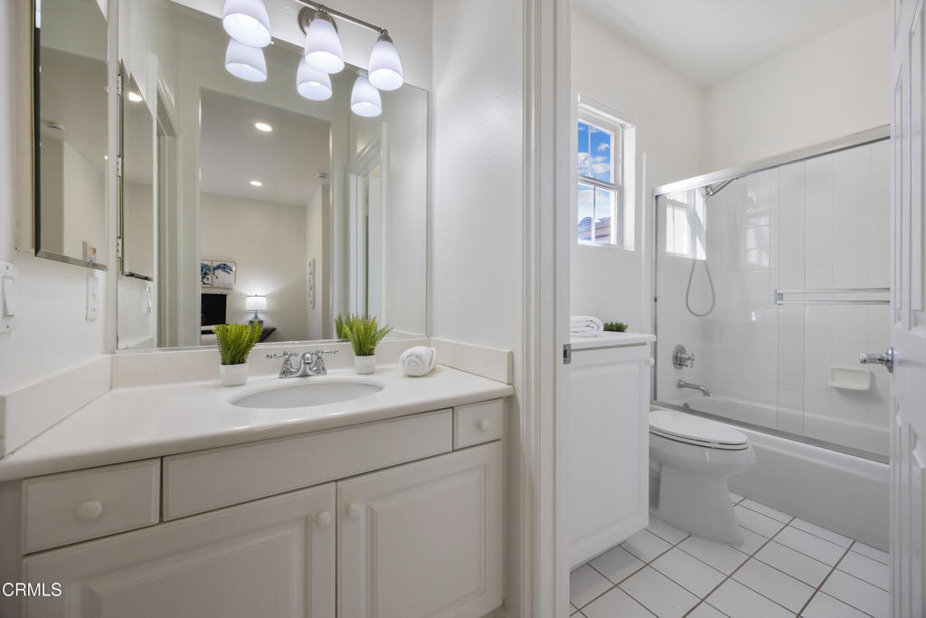 827 W Heritage Oak Court