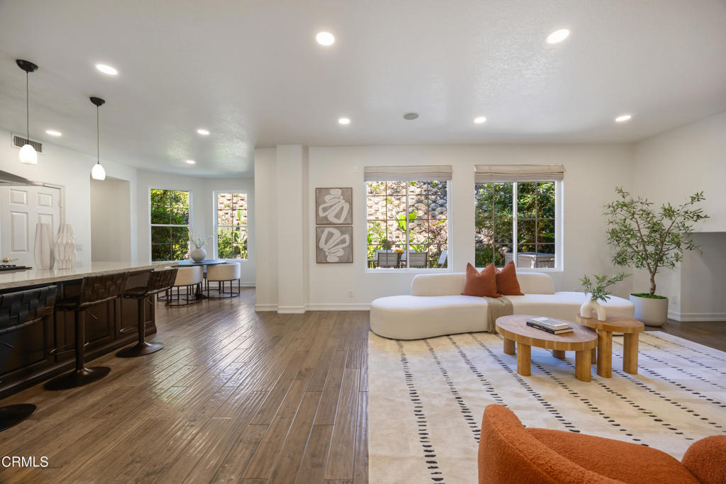 827 W Heritage Oak Court