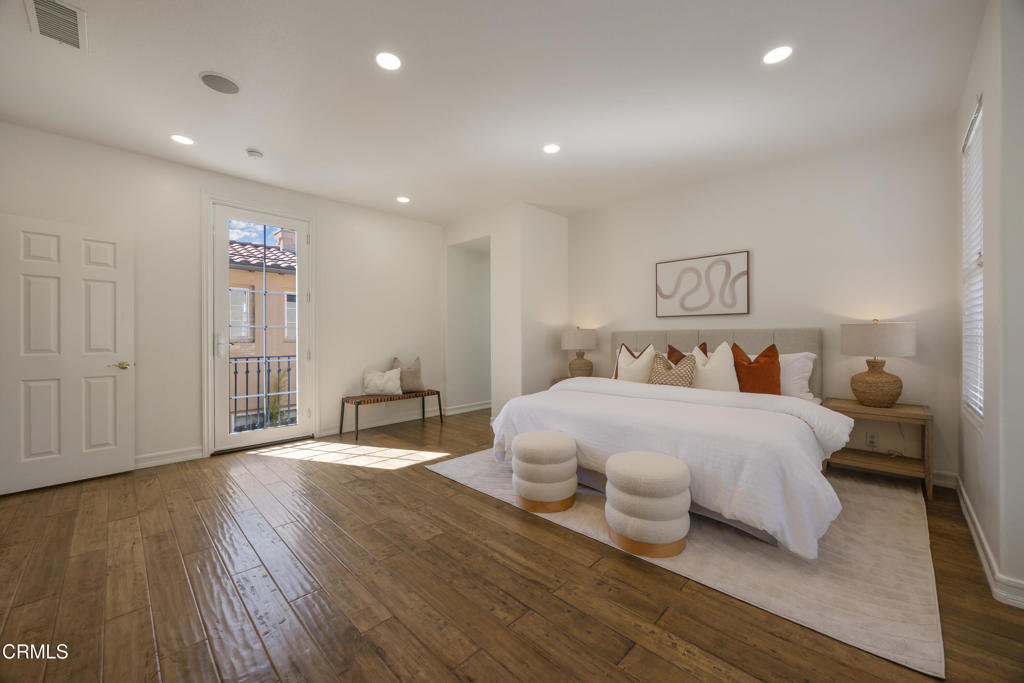 827 W Heritage Oak Court