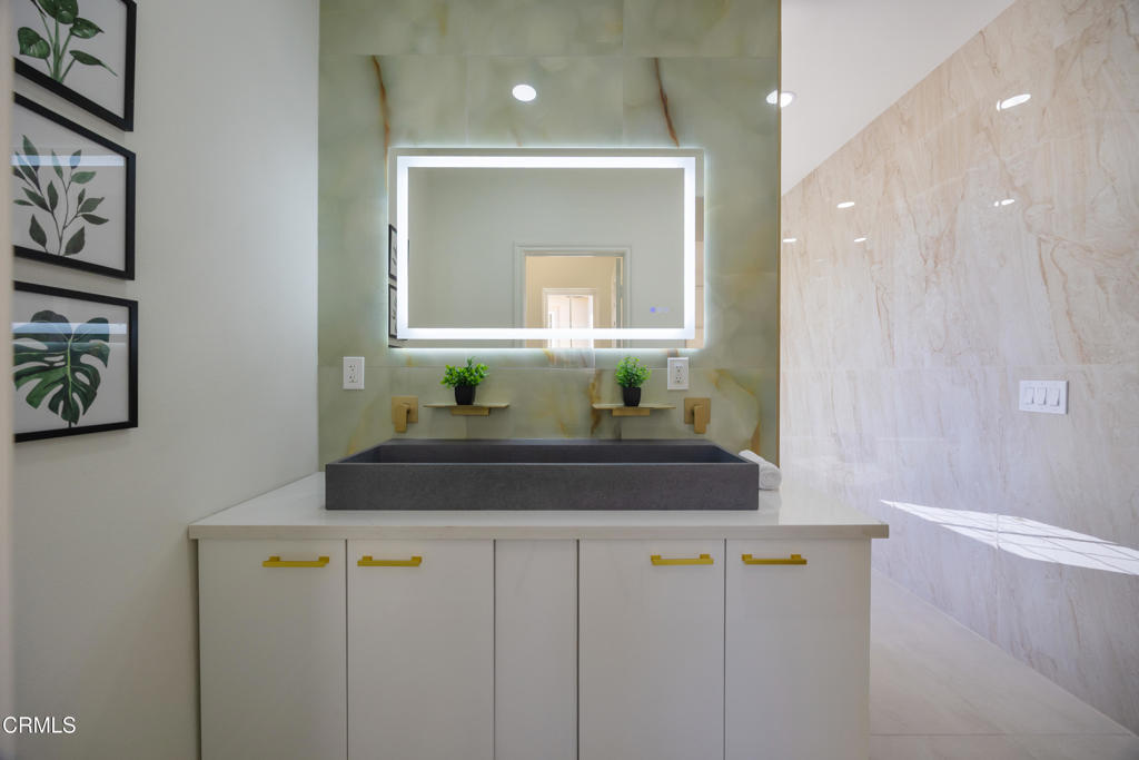 827 W Heritage Oak Court