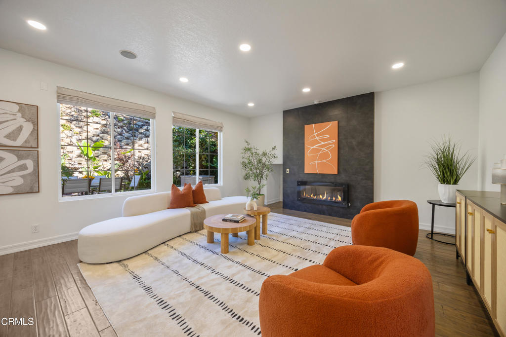 827 W Heritage Oak Court