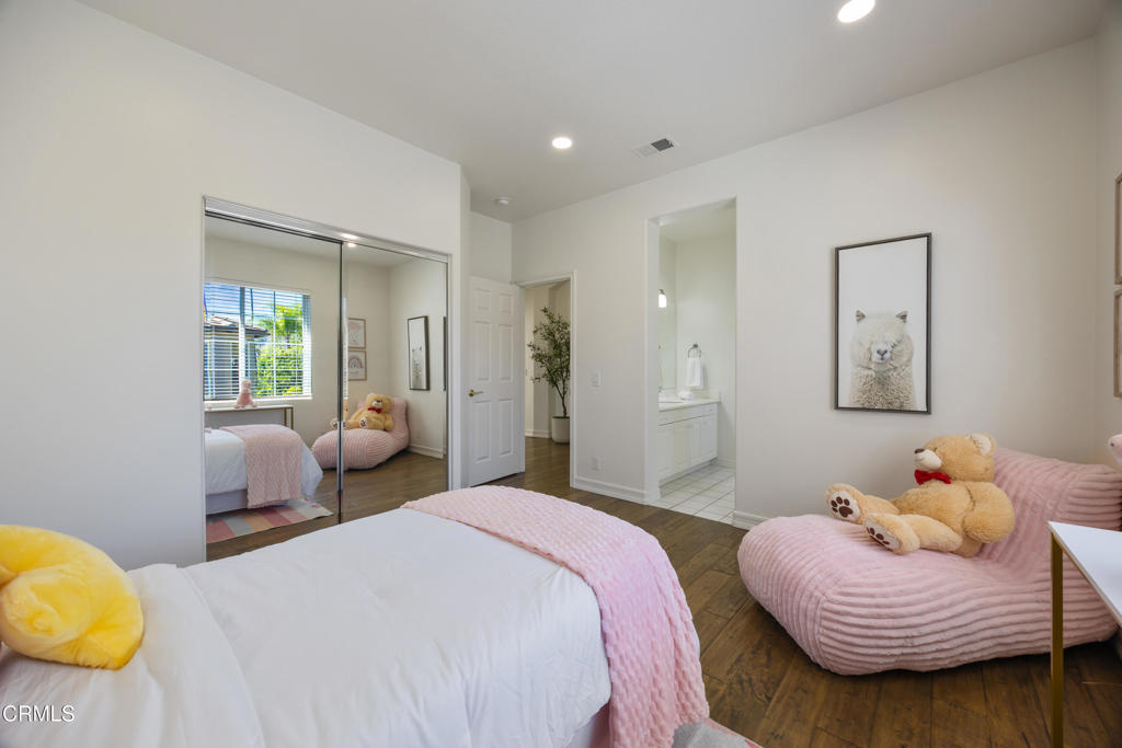 827 W Heritage Oak Court