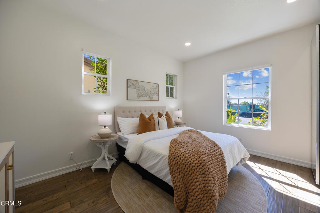 827 W Heritage Oak Court