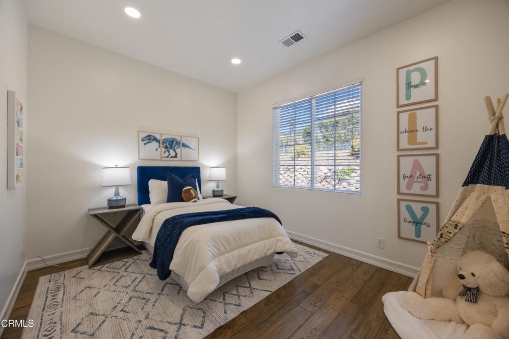 827 W Heritage Oak Court