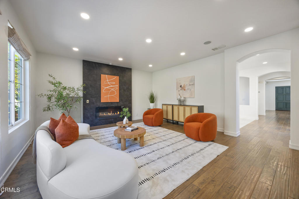 827 W Heritage Oak Court