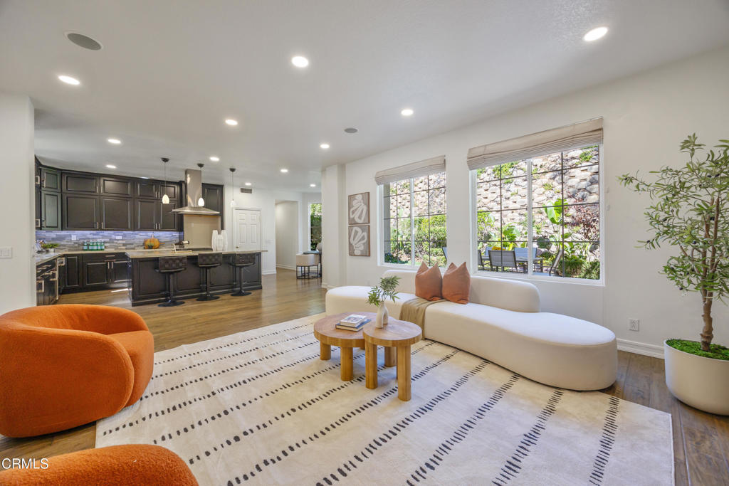 827 W Heritage Oak Court