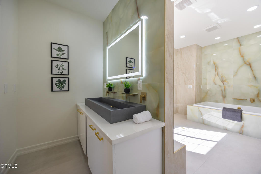 827 W Heritage Oak Court