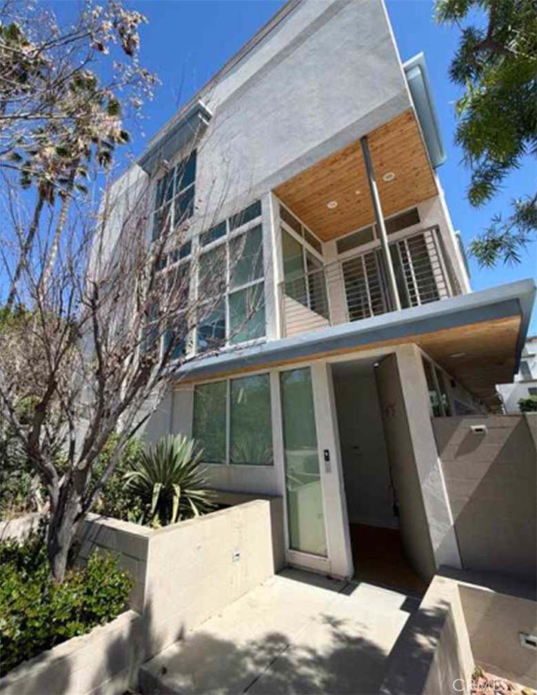6737 W Hepburn