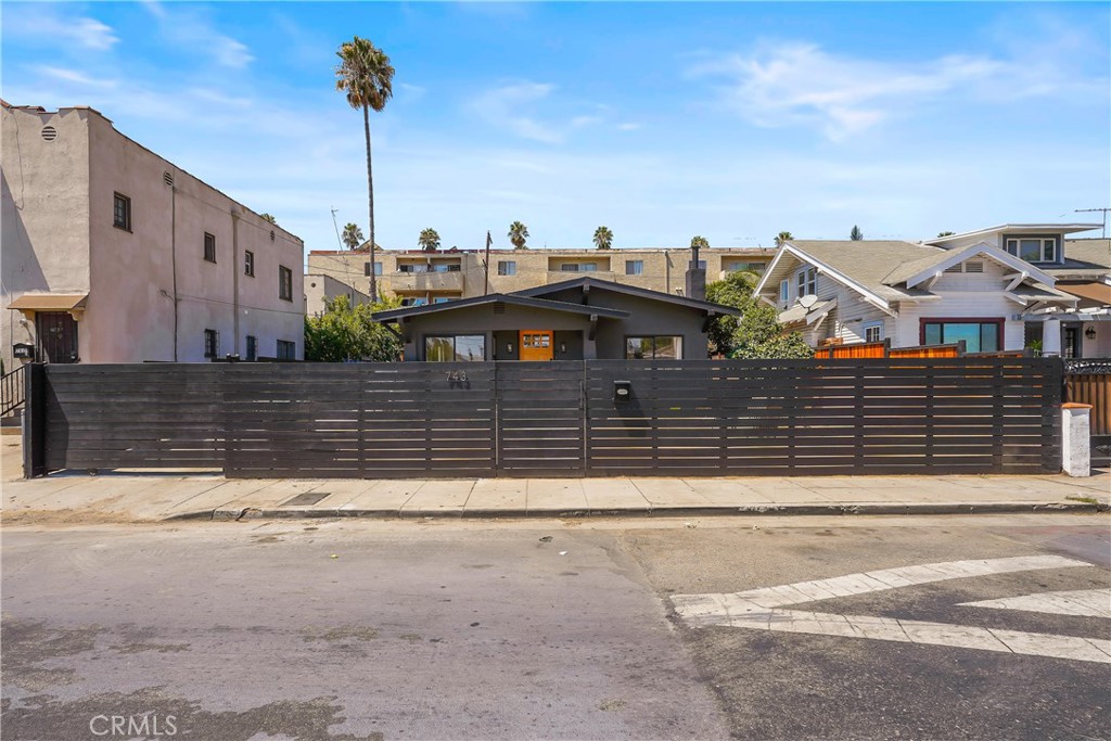 743 N Alexandria Avenue