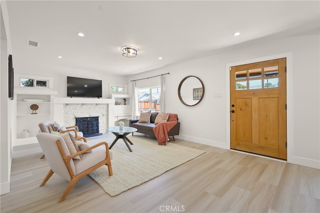 743 N Alexandria Avenue