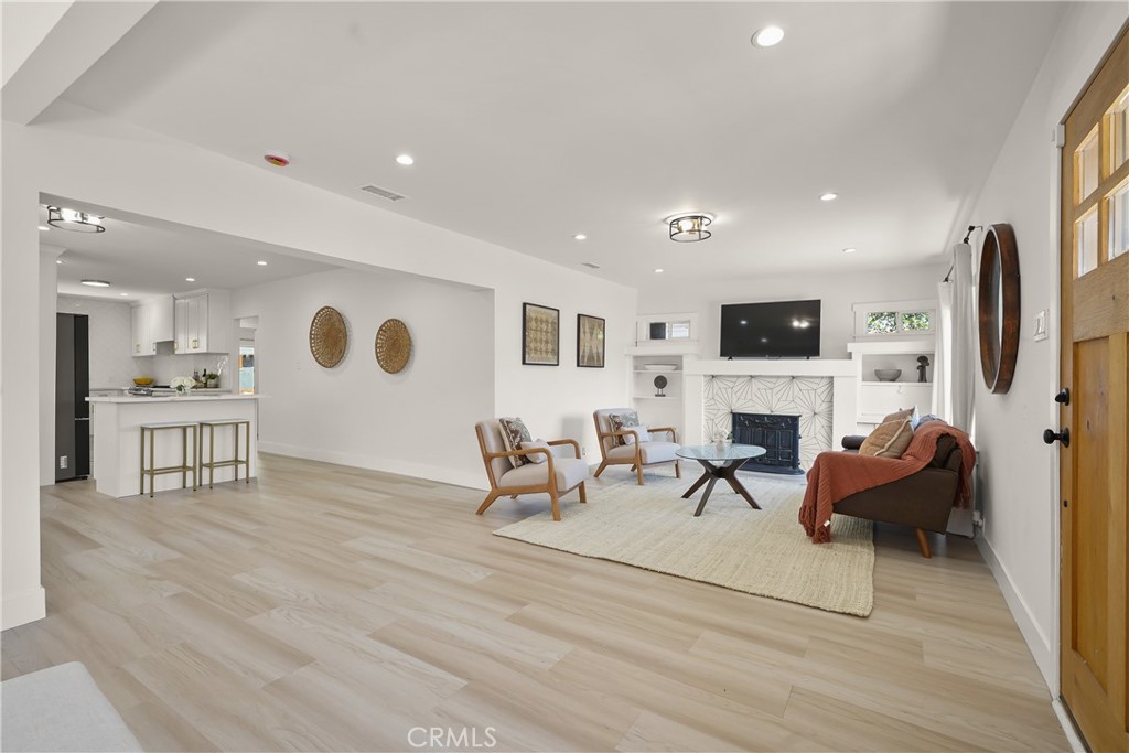743 N Alexandria Avenue