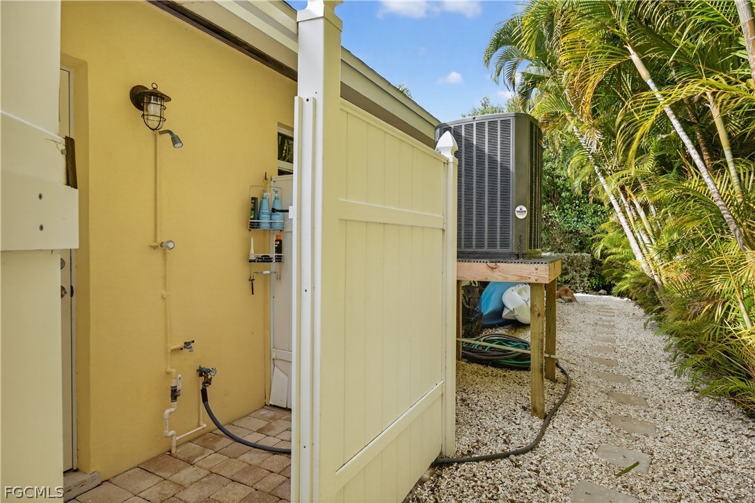 1103 Captains Walk ST