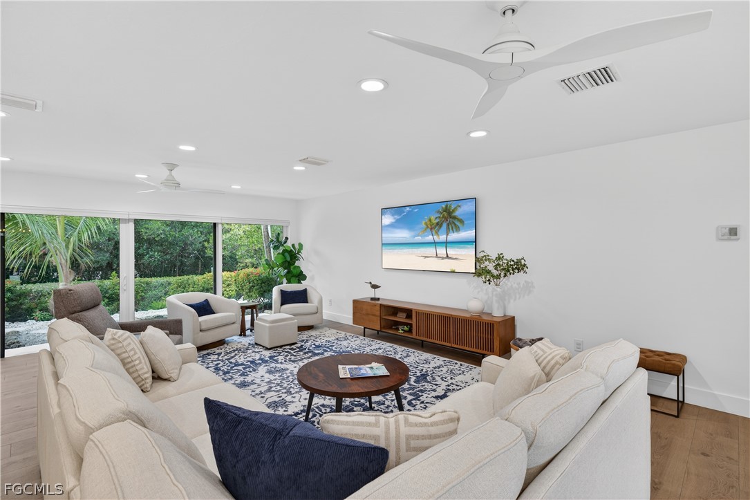 1103 Captains Walk ST