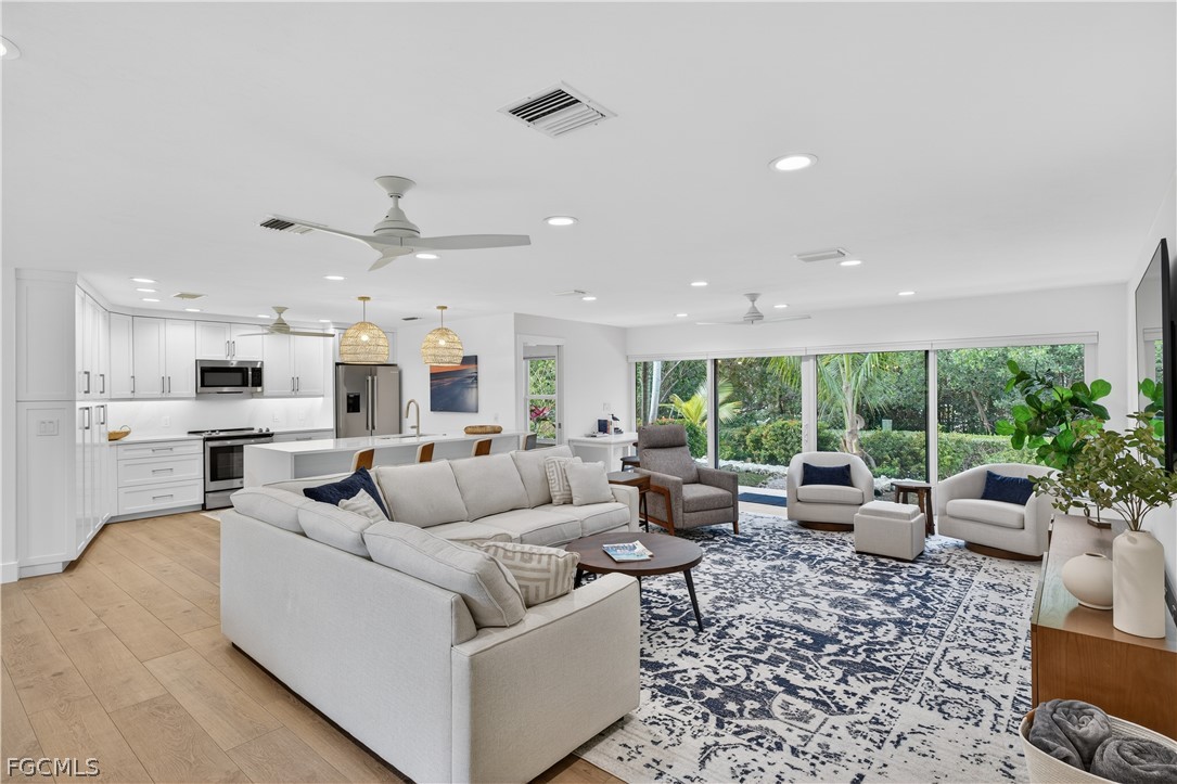 1103 Captains Walk ST