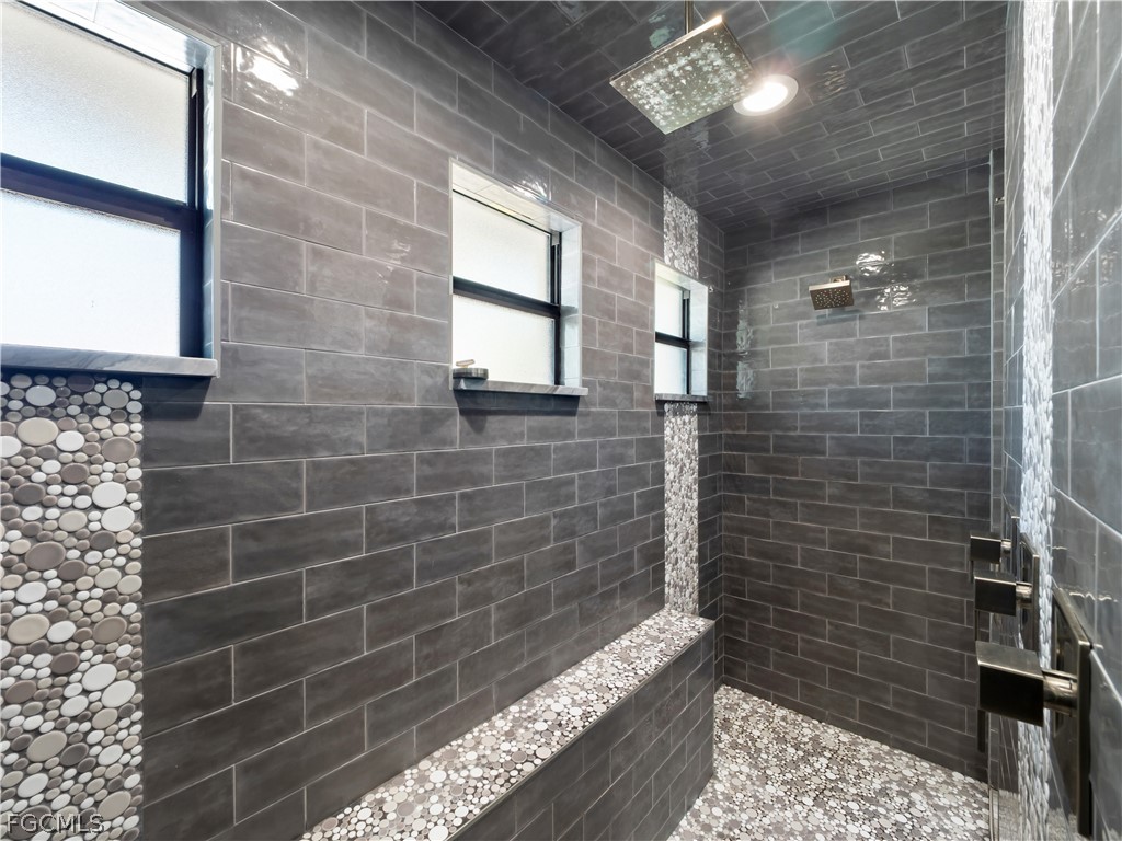 1912 SE 33rd TER