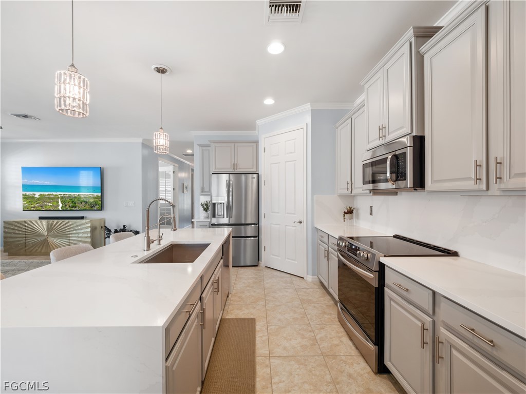 3280 Royal Gardens AVE