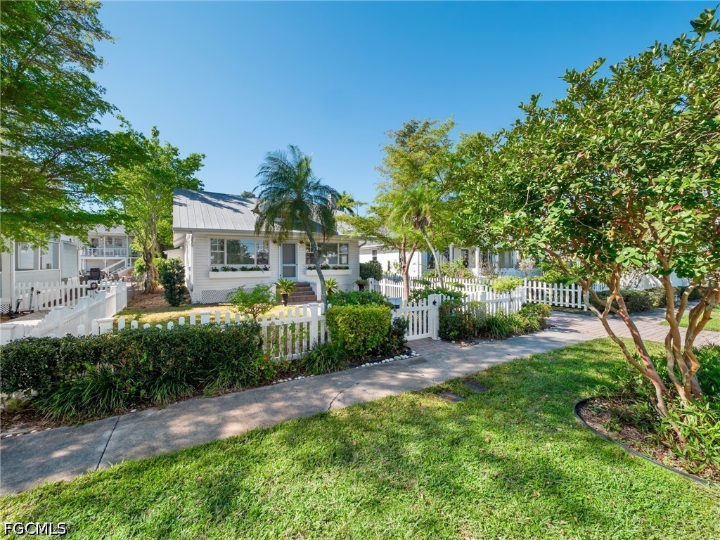 1310 Poinciana AVE